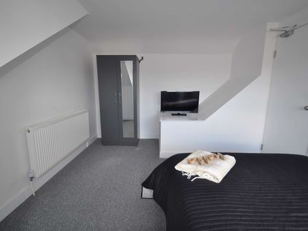 Professional Houseshare GL1 Room 4 - Photo 2