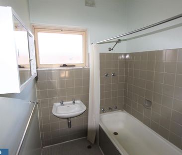 WELL PRESENTED UNIT IN EXCELLENT LOCATION - Photo 2