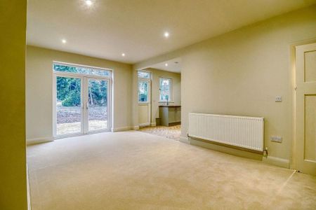 4 bedroom detached house to rent - Photo 2