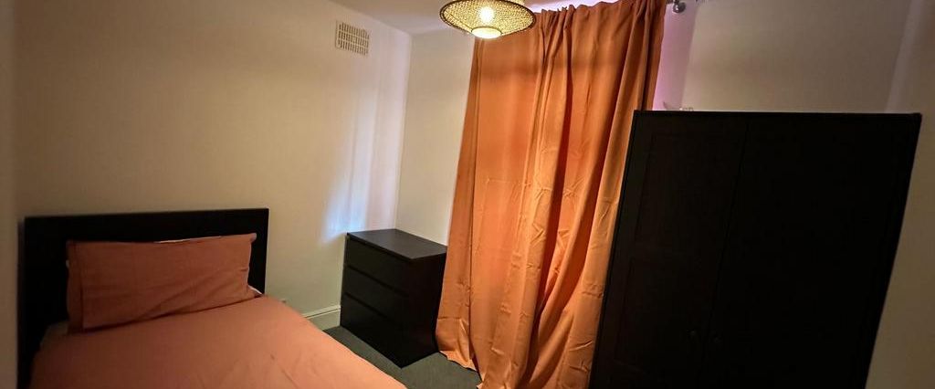 4 bedroom house of multiple occupation to rent - Photo 1