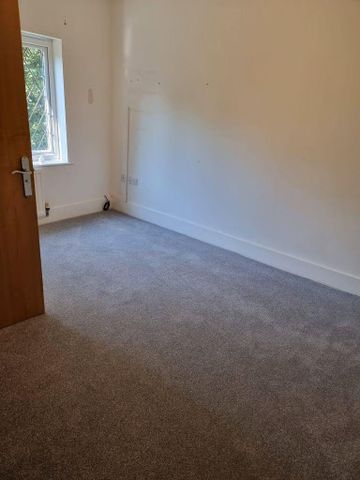 4 bedroom semi-detached house to rent - Photo 4
