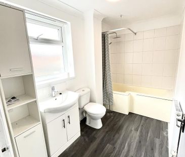 3 bedroom flat to rent - Photo 6