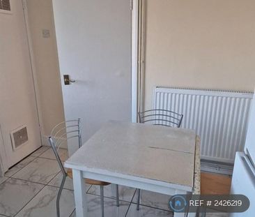 1 bedroom in a flat share to rent - Photo 3