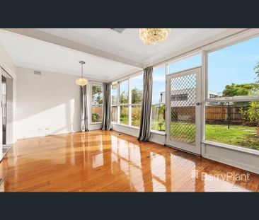 33 Hillingdon Crescent, Doncaster, Vic 3108 - Photo 3