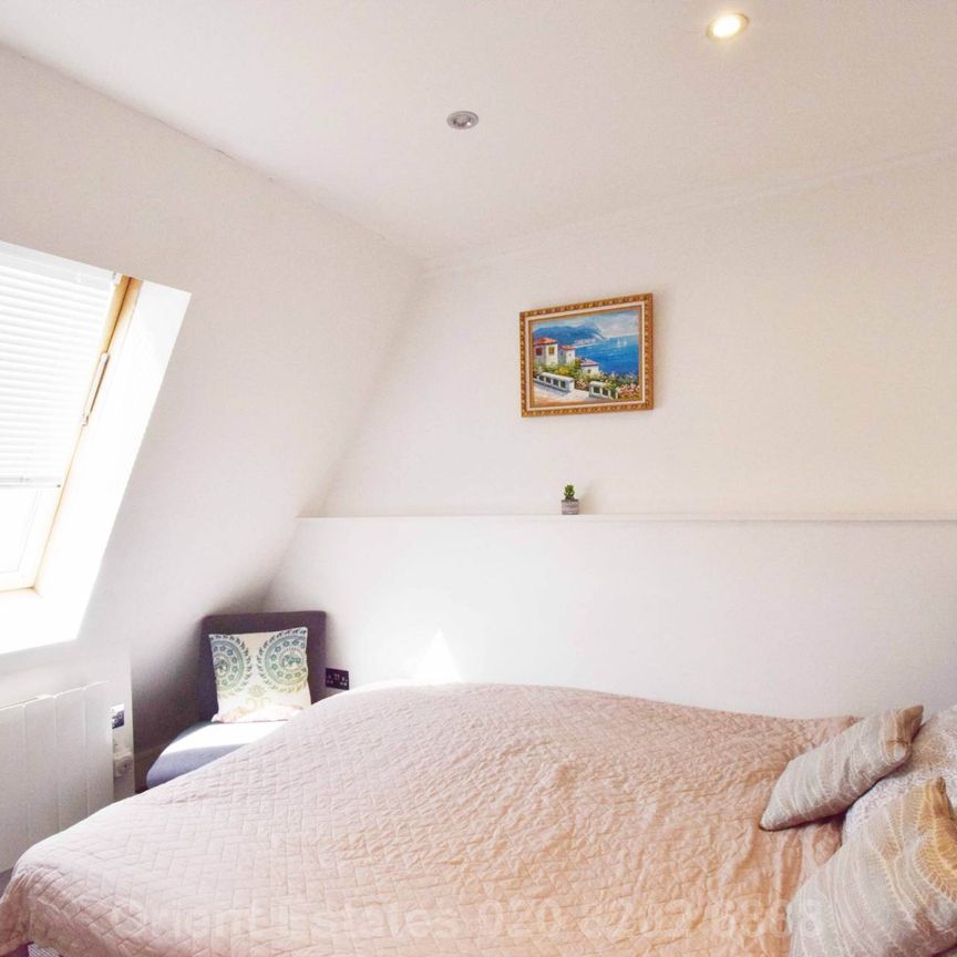 Price £2,100 pcm - Available Now - Furnished - Photo 1