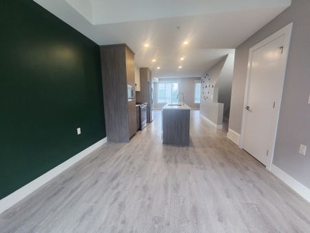 Stunning Three Bedroom Townhouse with Huge Roof Top Patio, Yard and Central AC - Photo 4