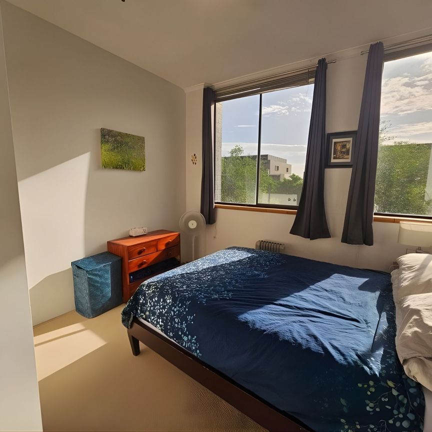 Modern One-Bedroom Apartment with Secure Parking in Vibrant Camperdown - Photo 1