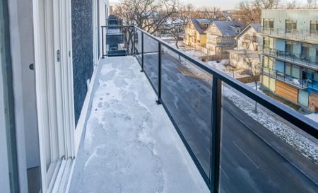 Birmingham: Gold Accents – Executive Suite – 710 Westminster, Winnipeg, MB - Photo 2