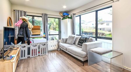 Expansive 7-Bedroom Family Home - Photo 4