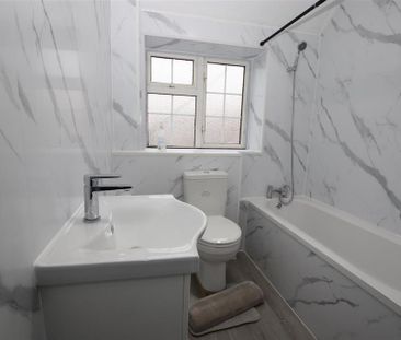 3 bedroom flat to rent - Photo 4