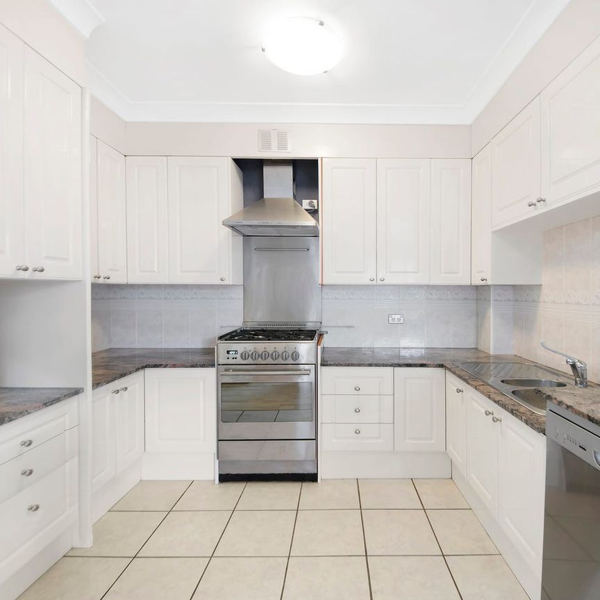 Generous Apartment | Perfect Sunny Courtyard - Photo 1