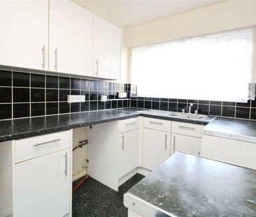 St Helen's Court, Rainham, RM13 - Photo 6