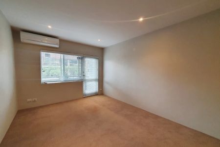 Spacious Two Bedroom Apartment - Photo 3