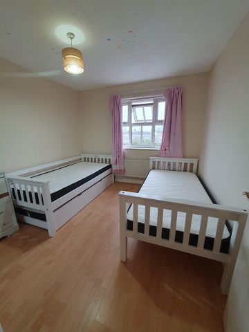 2 Bed Flat, Lupin Crescent, IG1 - Photo 5