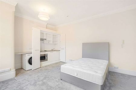 An immediately available bright studio apartment in the heart of Knightsbridge. - Photo 5