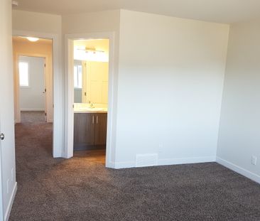 Pet Friendly townhouse in Sylvan Lake! GARAGE! FENCED YARD! - Photo 6