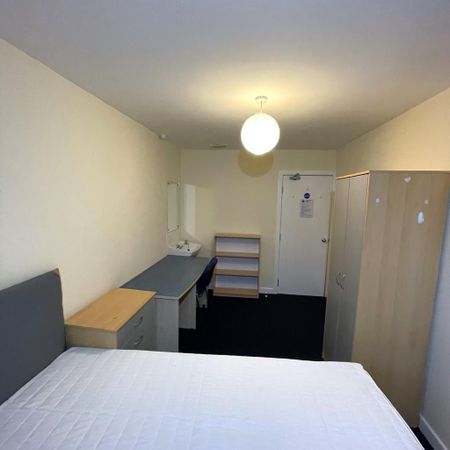 1 bedroom in a flat share to rent - Photo 3