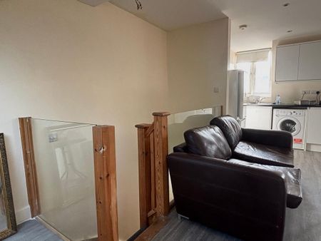 3 bedroom flat to rent - Photo 4