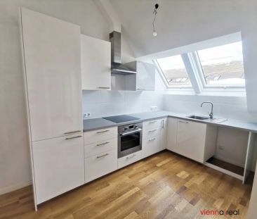 Helle 3-Zimmer Dachgeschosswohnung mit Terrasse, Klimaanlage, Kelle... - Photo 3
