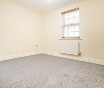 Flat 1, The Old Manse 2B Swindon Street, Swindon, Highworth, SN6 - Photo 2