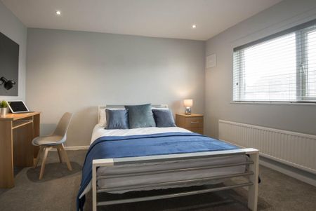 4 bedroom semi-detached house to rent - Photo 2