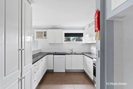 24 Melton Grove, CROYDON - Photo 3