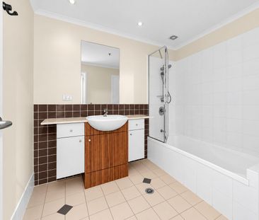 Oversized Riverside Wool Store Apartment with Pool and Private Parking - Photo 6