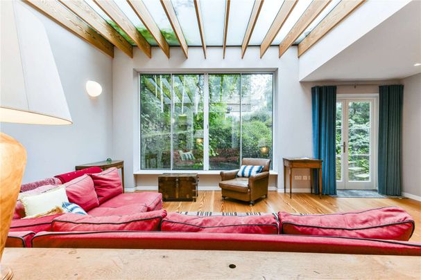 This stunning five double bedroom period house in Maida Vale with off street parking. - Photo 1