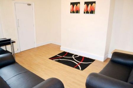 2 Bed - Simonside Terrace, Heaton - Photo 3