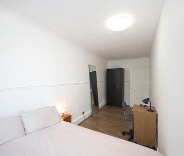 1 bedroom in a flat share to rent - Photo 2