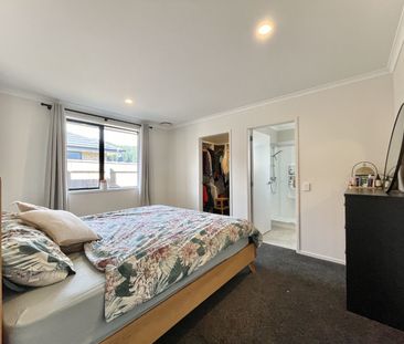 Modern 3-Bedroom Home in Wainuiomata - Photo 5