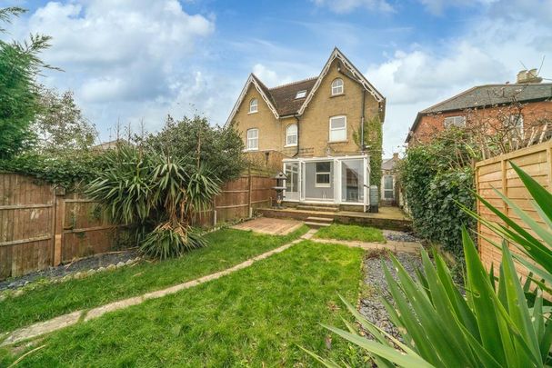 4 bedroom semi-detached house to rent - Photo 1