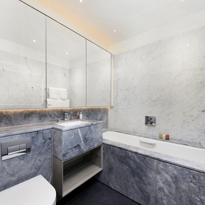 2 bedroom flat in London - Photo 1