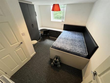 5 bedroom end of terrace house to rent - Photo 2