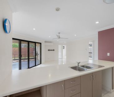 BRIGHT, EASY LIVING STARTS AT 18 SUNPOINT WAY! - Photo 4