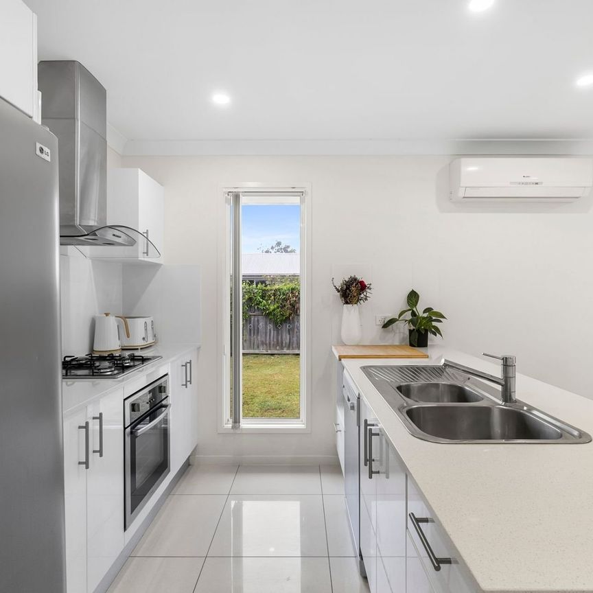 Spacious Family Living in the Heart of Oxenford - Ideal Location with Modern Comforts! - Photo 1