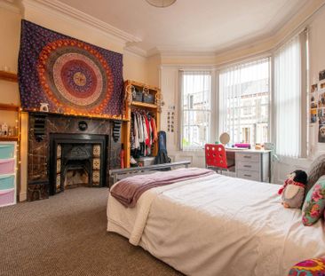 Wonderful six bedroom house with original features and modern updates - Photo 3