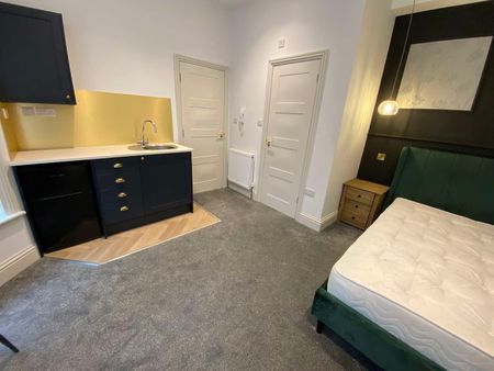 Luxury 7 Double En-Suite Bedrooms in a Shared Property - Photo 4