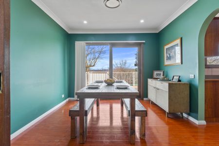 EXPANSIVE FAMILY LIVING WITH ESCARPMENT VIEWS & ENTERTAINER'S APPEAL - Photo 5