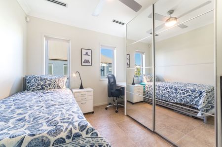 3-Bedroom Apartment in Prestigious Emerald Lakes - Photo 4