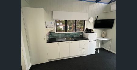 Park-side Furnished Granny-flat - Photo 3