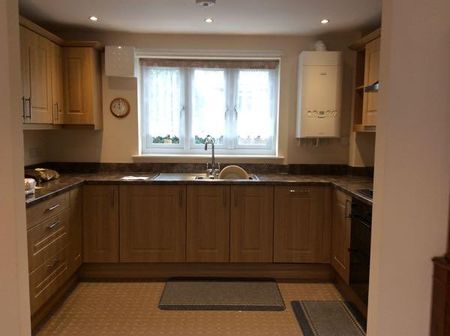 2 bedroom ground floor flat to rent - Photo 4