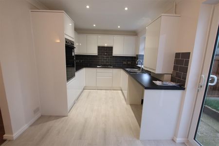 3 bedroom Semi-Detached House to let - Photo 5