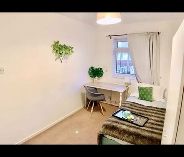 Room in a Shared House, Moody Street, E1 - Photo 6