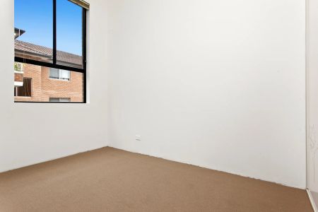 MODERN & CONVENIENTLY LOCATED - Photo 3