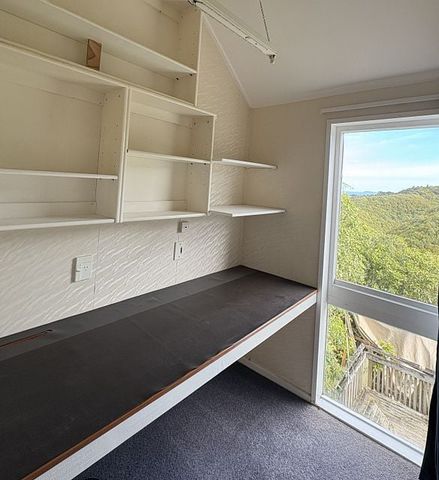 FABULOUS FAMILY LIVING IN LOWER HUTT - Photo 2