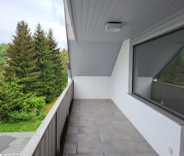 Dachgeschosswohnung mit Balkon und traumhaften Ausblick ins Grüne! - Foto 3