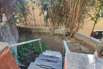 Monteverde Vecchio-Terrace: Furnished 2 Bedroom, 2 Bath, spacious kitchen, living, large private terrace and garden. Bright, silent, near shops, services and transport, located on a quite street in a well kept building. Possible parking. Ref 2375