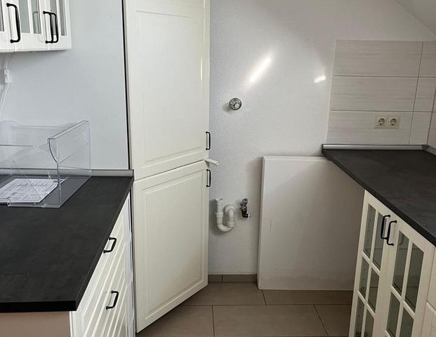 1 Zimmer Dachgeschosswohnung mit sep. Bad und Küche Warmmiete - Foto 1