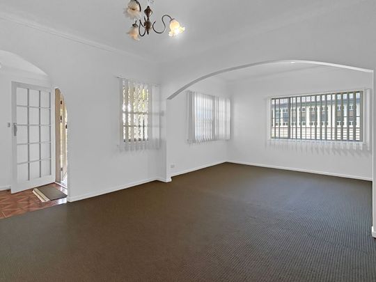 Charming Family Home in Prime Corinda Location - Photo 1